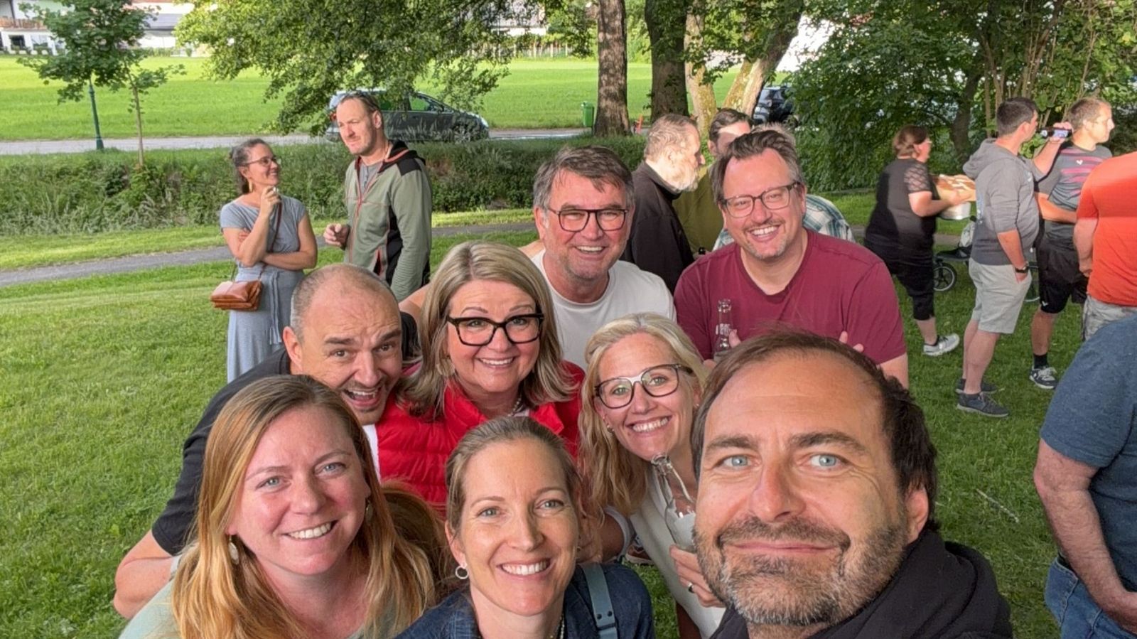 Fröhliches Gruppen-Selfie beim Fest im Park